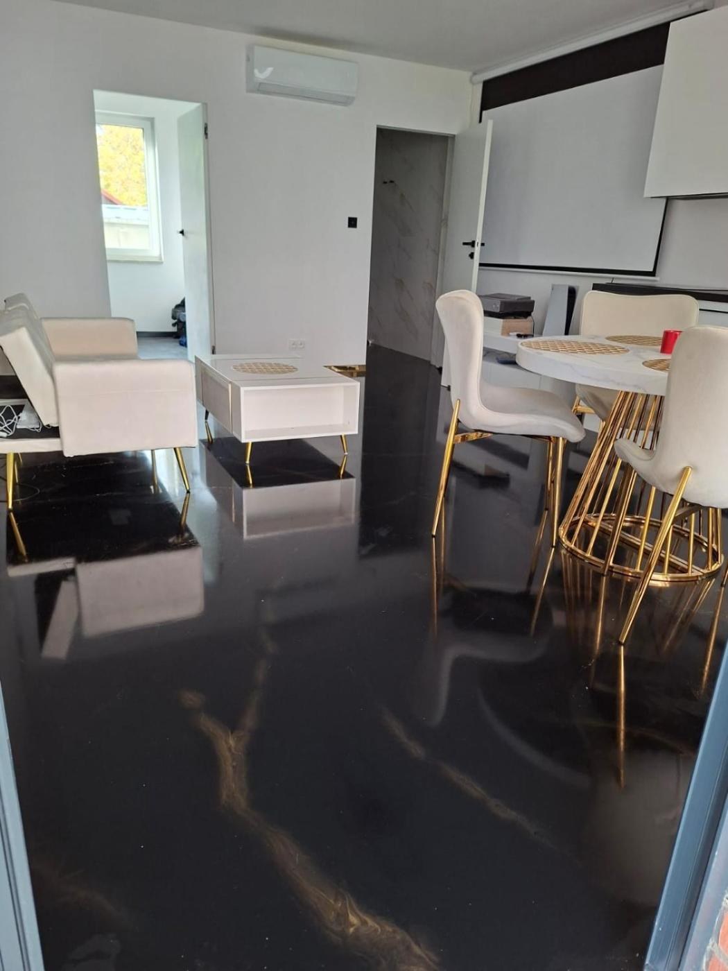 Jasny salon i kuchnia ze złotymi detalami
