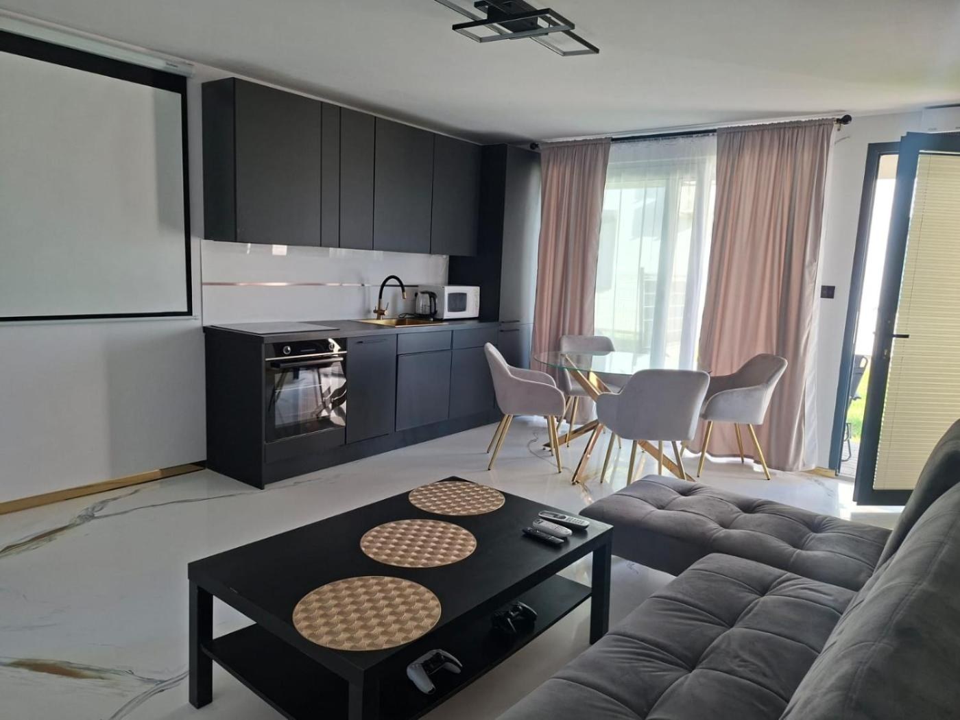Salon i kuchnia w apartamencie Golden Pearl Apartments