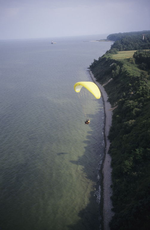 Paralotnia szybująca nad polskim wybrzeżem