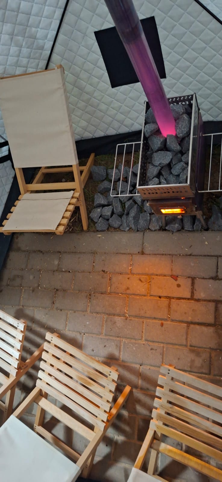 Wnętrze sauny Golden Pearl Apartments z piecem i miejscami do siedzenia